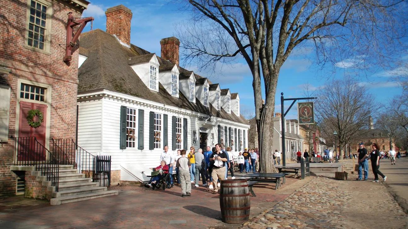 Historic colonial-style street scene for Virginia day trips