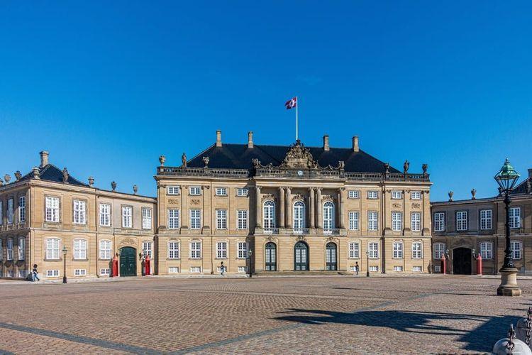 Copenhagen travel guide view of Amalienborg royal square