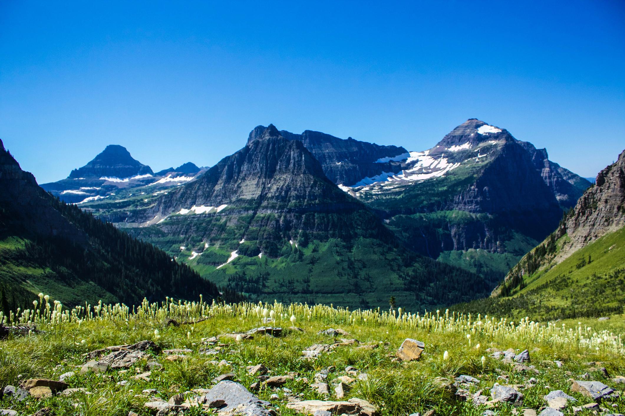 Alpine mountain range view for the best time to visit Glacier National Park