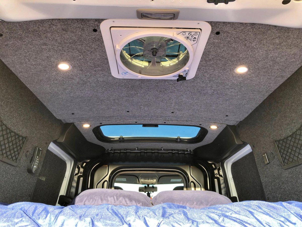 Bus roof ventilation fan interior