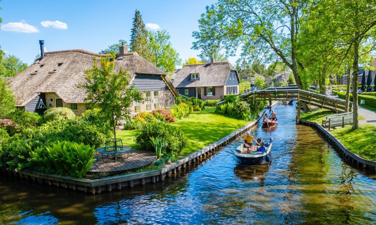 Giethoorn canals and cottages