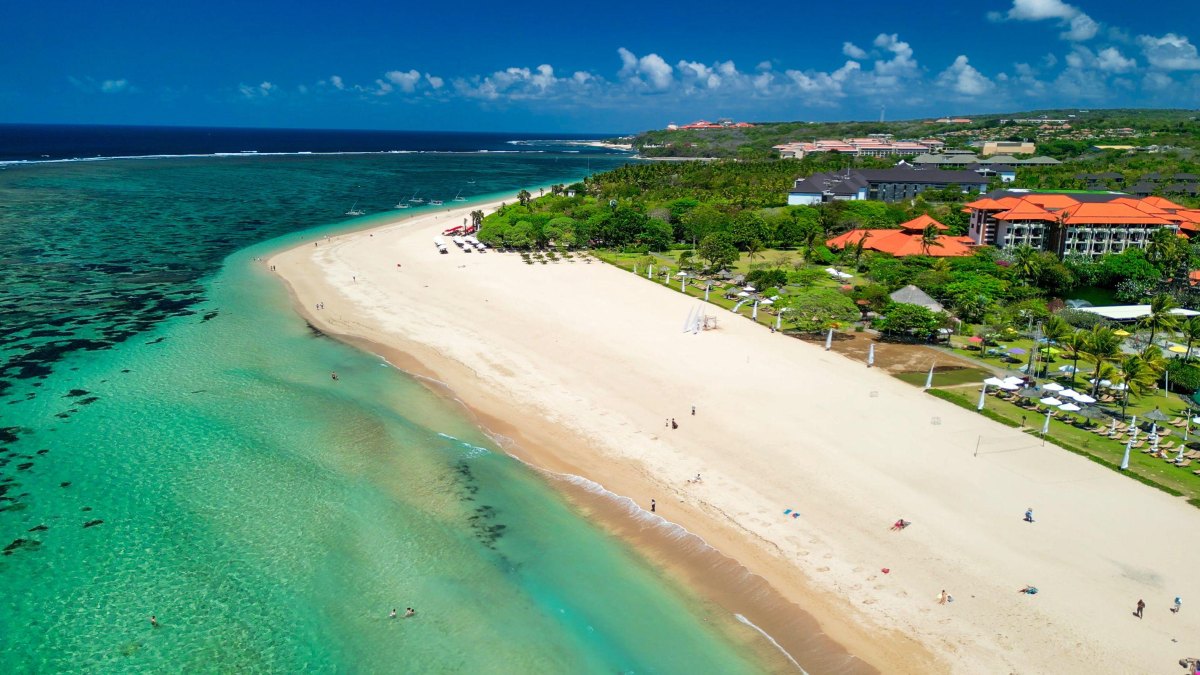 Bali beach with turquoise water and cliffs