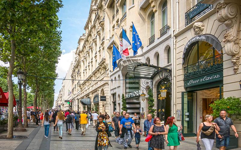 Paris shopping street boutiques